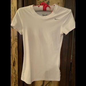 🌷3/20 Nike Dri-Fit Tee 🌷